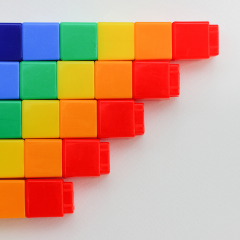 Five sticks of linked cubes of decreasing length, with the colours in rainbow order.