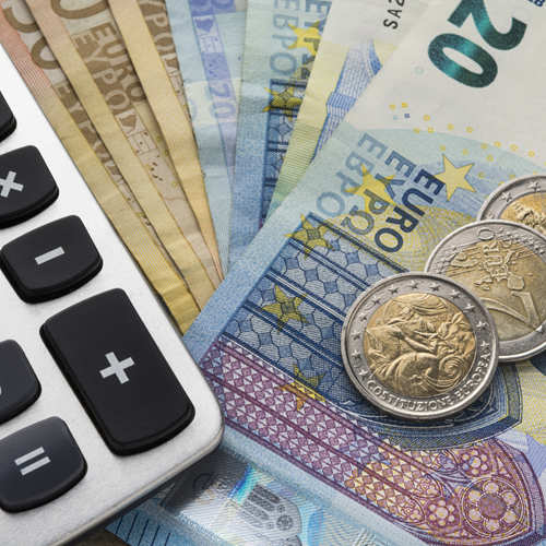 Some Euro notes and coins and a calculator.